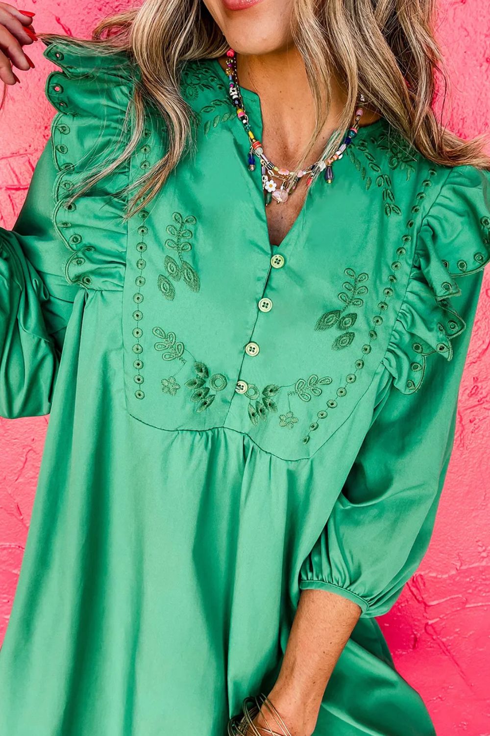 Besticktes Kleid mit Rüschen und Dreiviertelärmeln