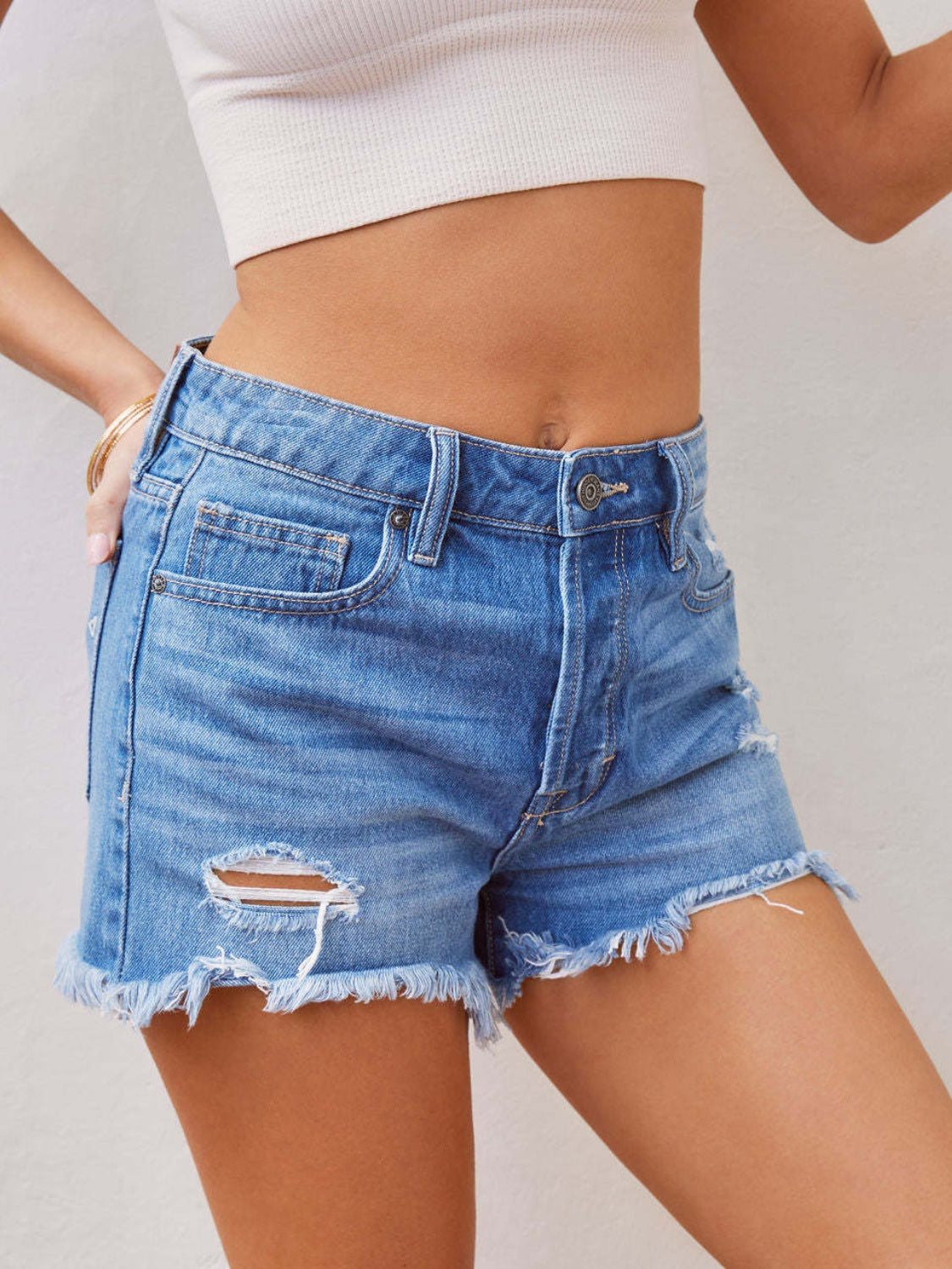 Distressed-Jeansshorts mit offenem Saum