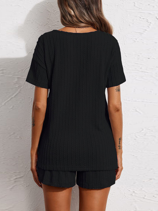 Set aus kurzärmligem Oberteil und Shorts mit Einkerbung