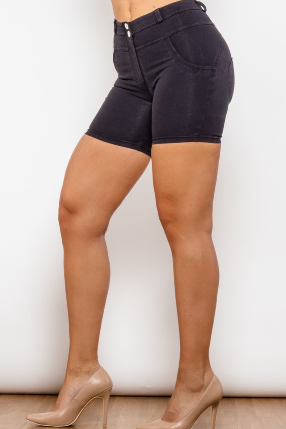 Skinny-Jeansshorts in voller Größe mit Knopfleiste