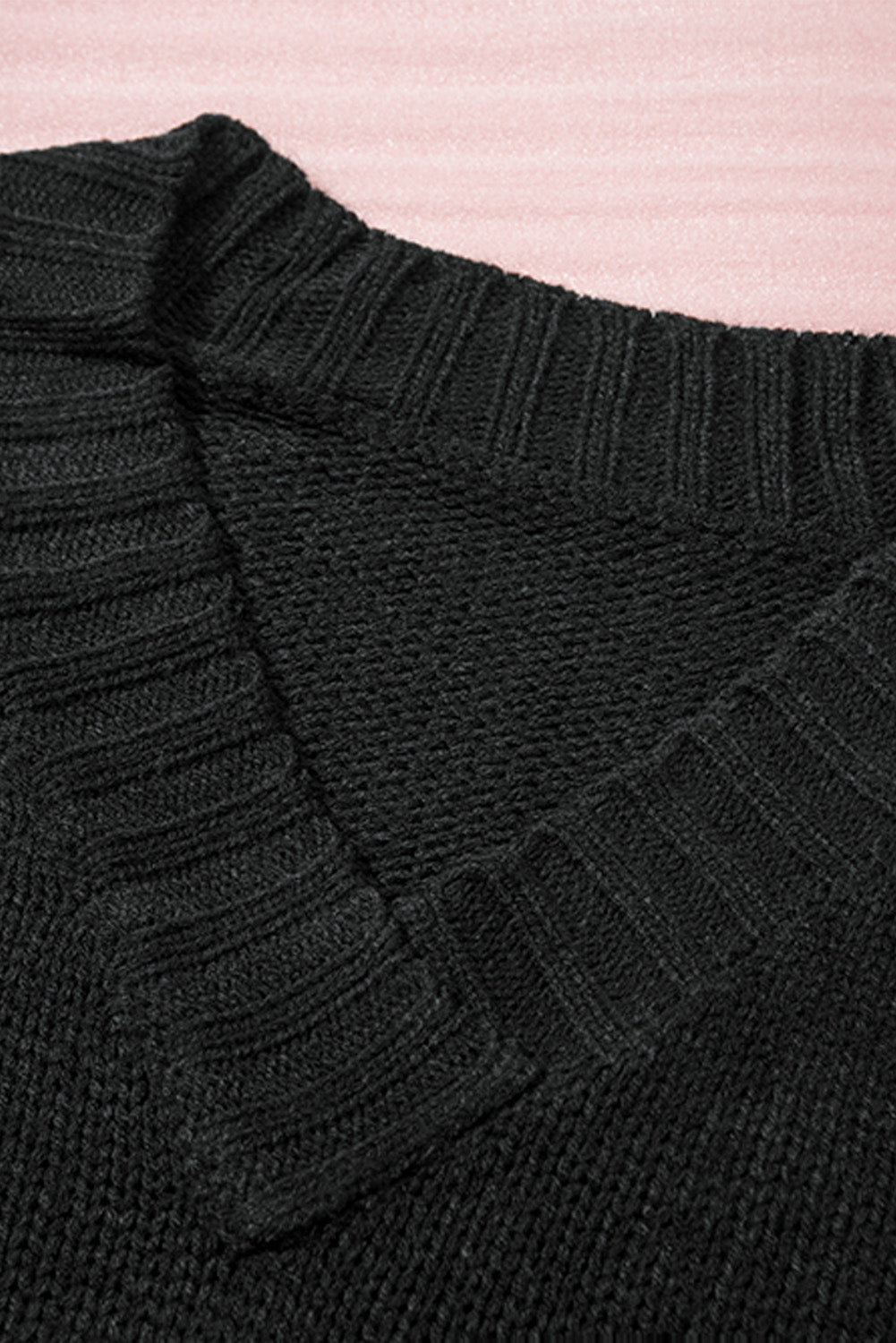 Pullover mit V-Ausschnitt und überschnittenen Schultern