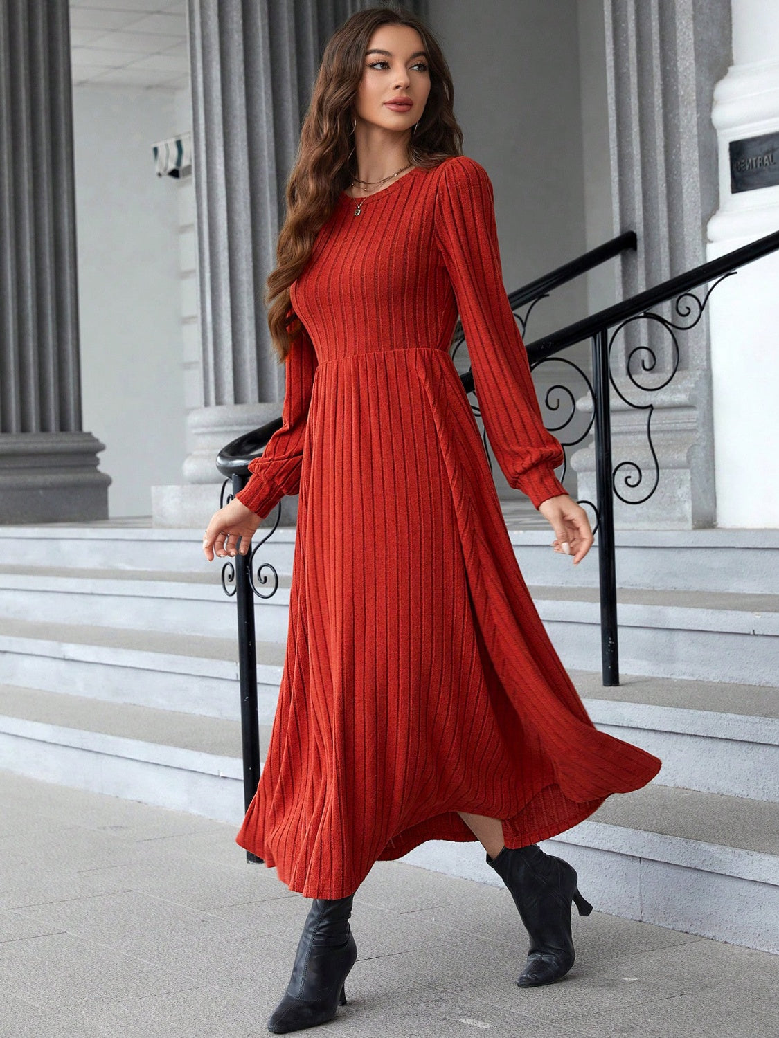 Geripptes Kleid mit Rundhalsausschnitt und langen Ärmeln