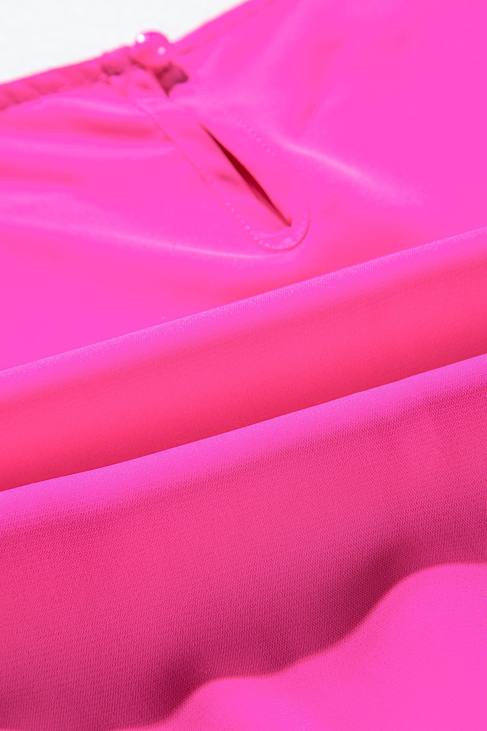 Gerüschtes Minikleid mit Rundhalsausschnitt und Flügelärmeln
