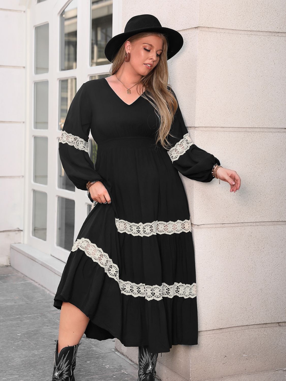 Plus Size Midikleid mit Spitzendetail und V-Ausschnitt und langen Ärmeln