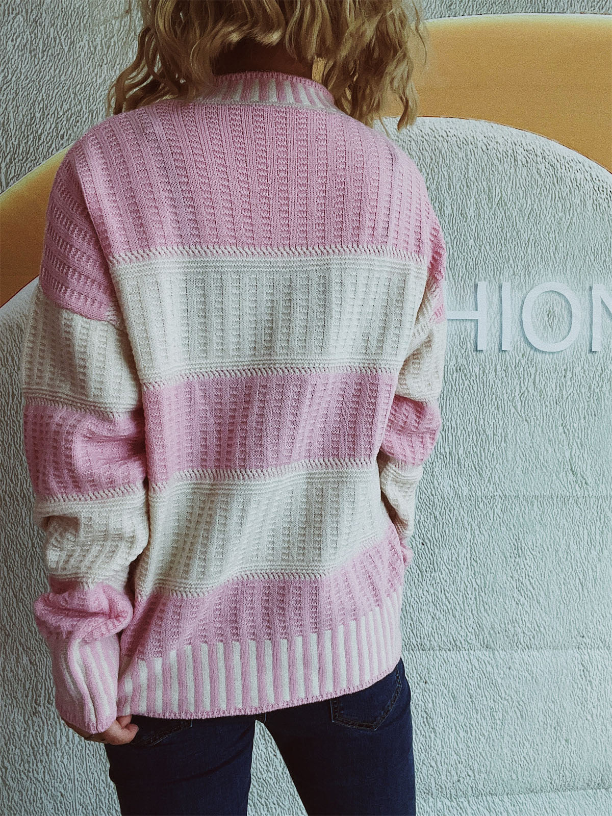 Pullover mit Rundhalsausschnitt und langen Ärmeln in Kontrastfarbe