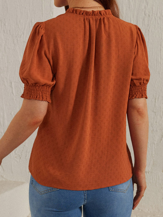 Bluse mit Rüschen und Bindeband am Halsausschnitt