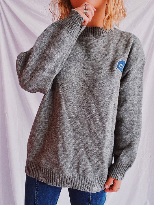 Pullover mit Rundhalsausschnitt und überschnittenen Schultern und Stickerei