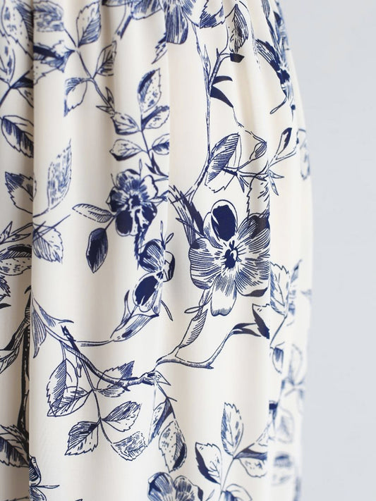 Gerafftes Kleid mit Blumenmuster und halblangen Ärmeln