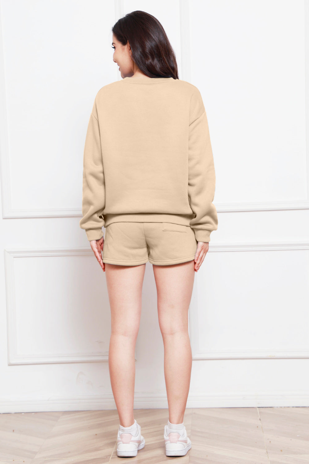 Set aus langärmligem Sweatshirt mit Rundhalsausschnitt und Shorts mit Kordelzug