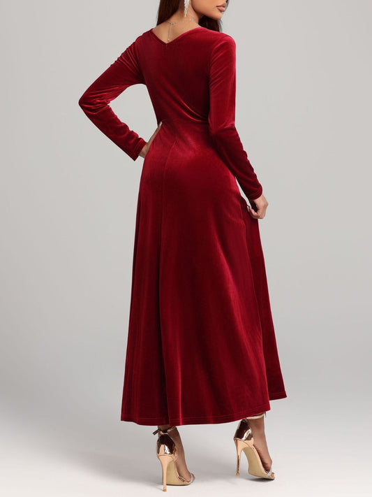 Samtkleid mit eckigem Ausschnitt und langen Ärmeln