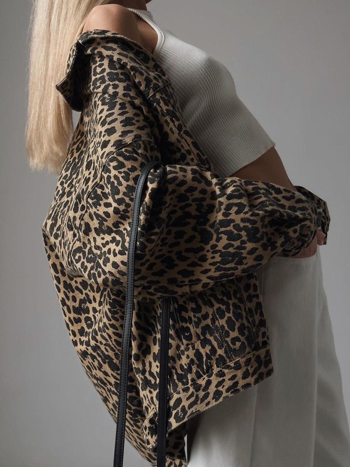 Langärmliges Jeansoberteil mit Leopardenmuster und Knopfleiste