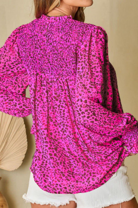 Gerüschte Bluse mit Leopardenmuster und Stehkragen