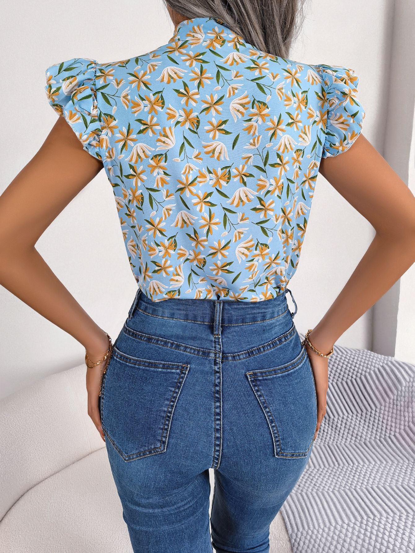 Bluse mit Blumenmuster, Bindeband am Kragen und Flatterärmeln