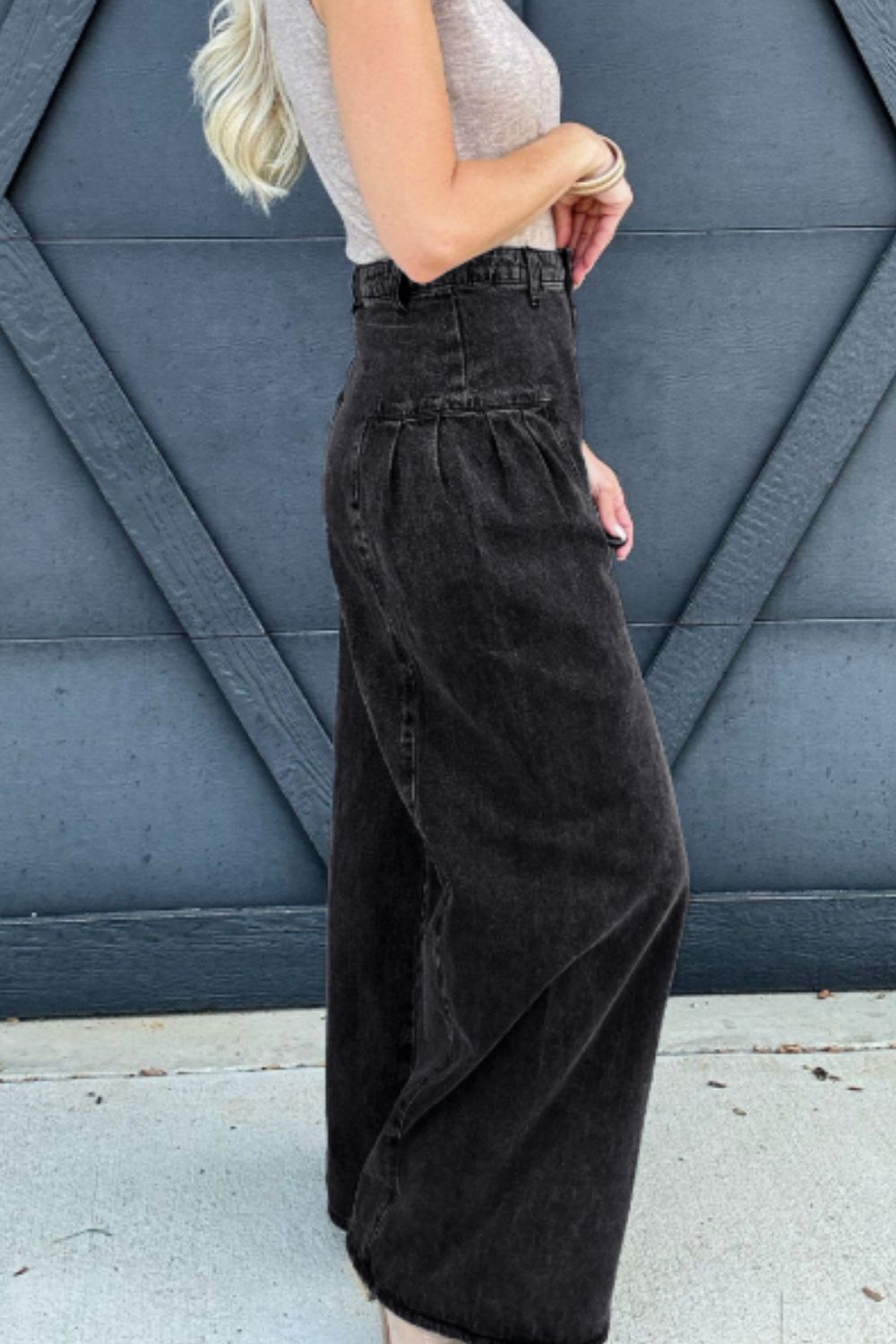 Jeans mit hohem Bund und weitem Bein und Taschen
