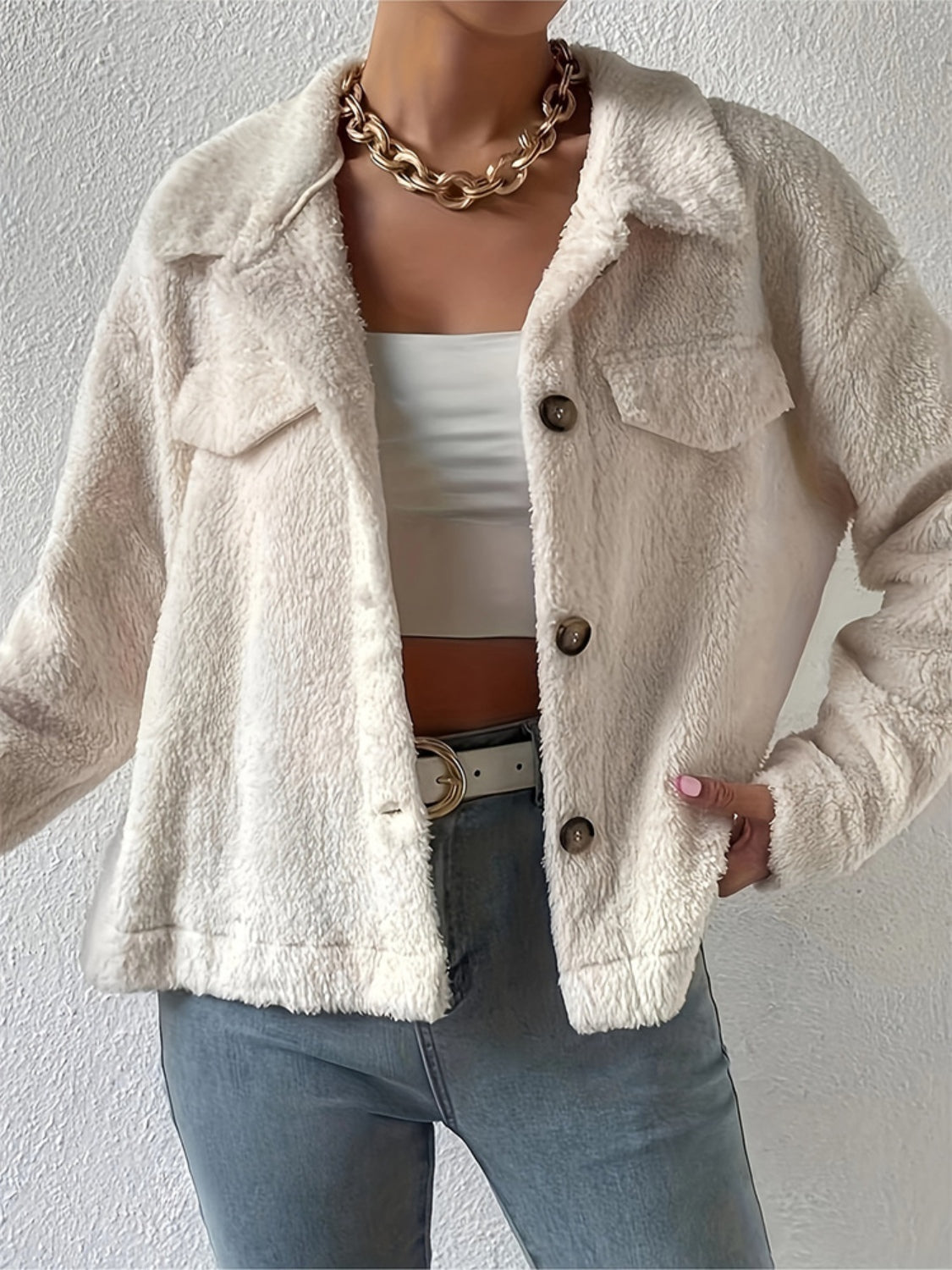 Jacke mit Kragen und Knopfleiste und dekorativen Taschenklappen