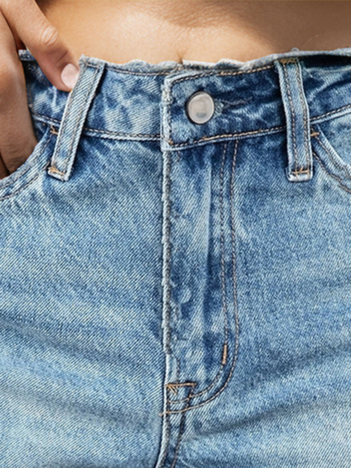 Jeansshorts mit ungesäumtem Saum und Taschen