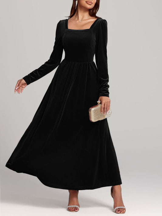 Samtkleid mit eckigem Ausschnitt und langen Ärmeln