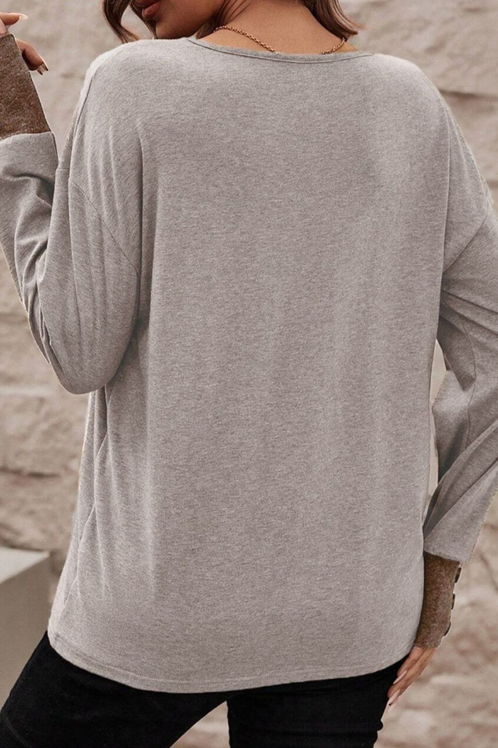 Bluse mit V-Ausschnitt und überschnittenen Schultern