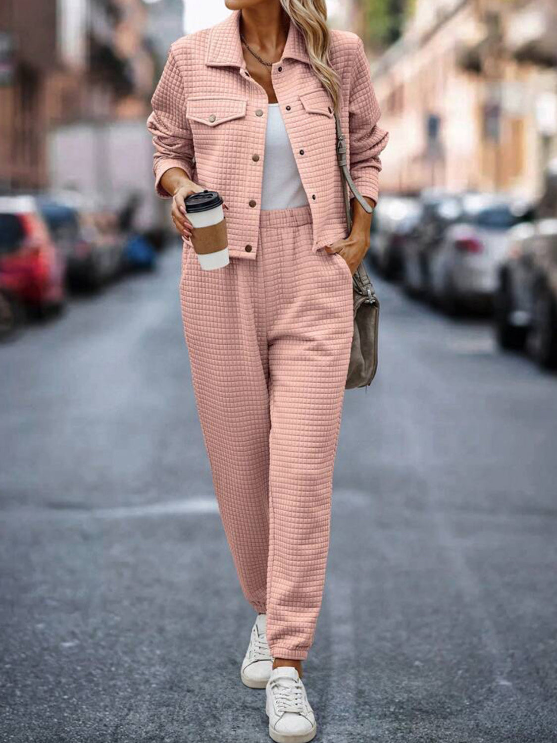 Set aus Oberteil und Hose mit Druckknopfleiste und karierter Textur