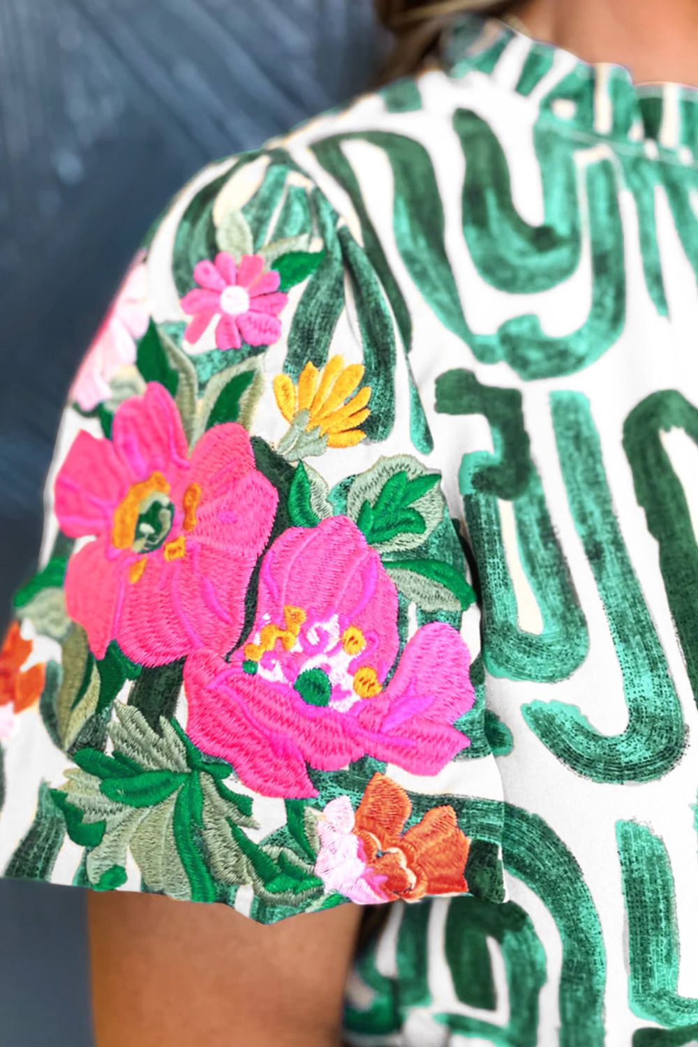 Bluse mit Stehkragen, Stickereien und kurzen Ärmeln