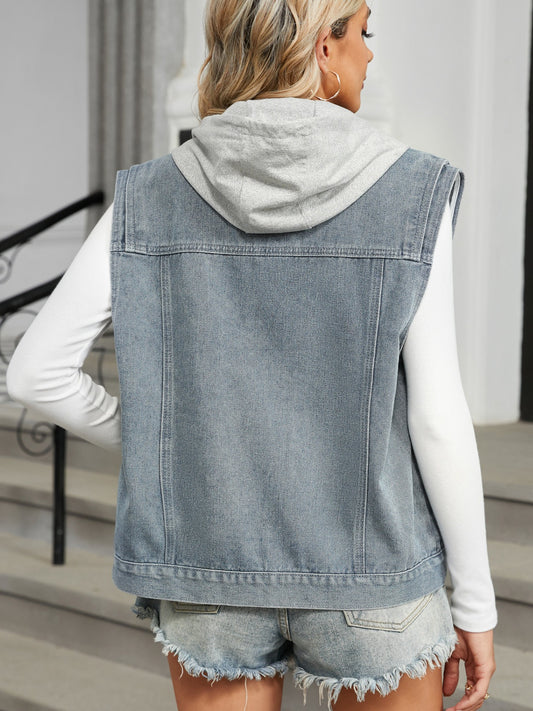 Ärmellose Jeansjacke mit Taschen und Knopfleiste