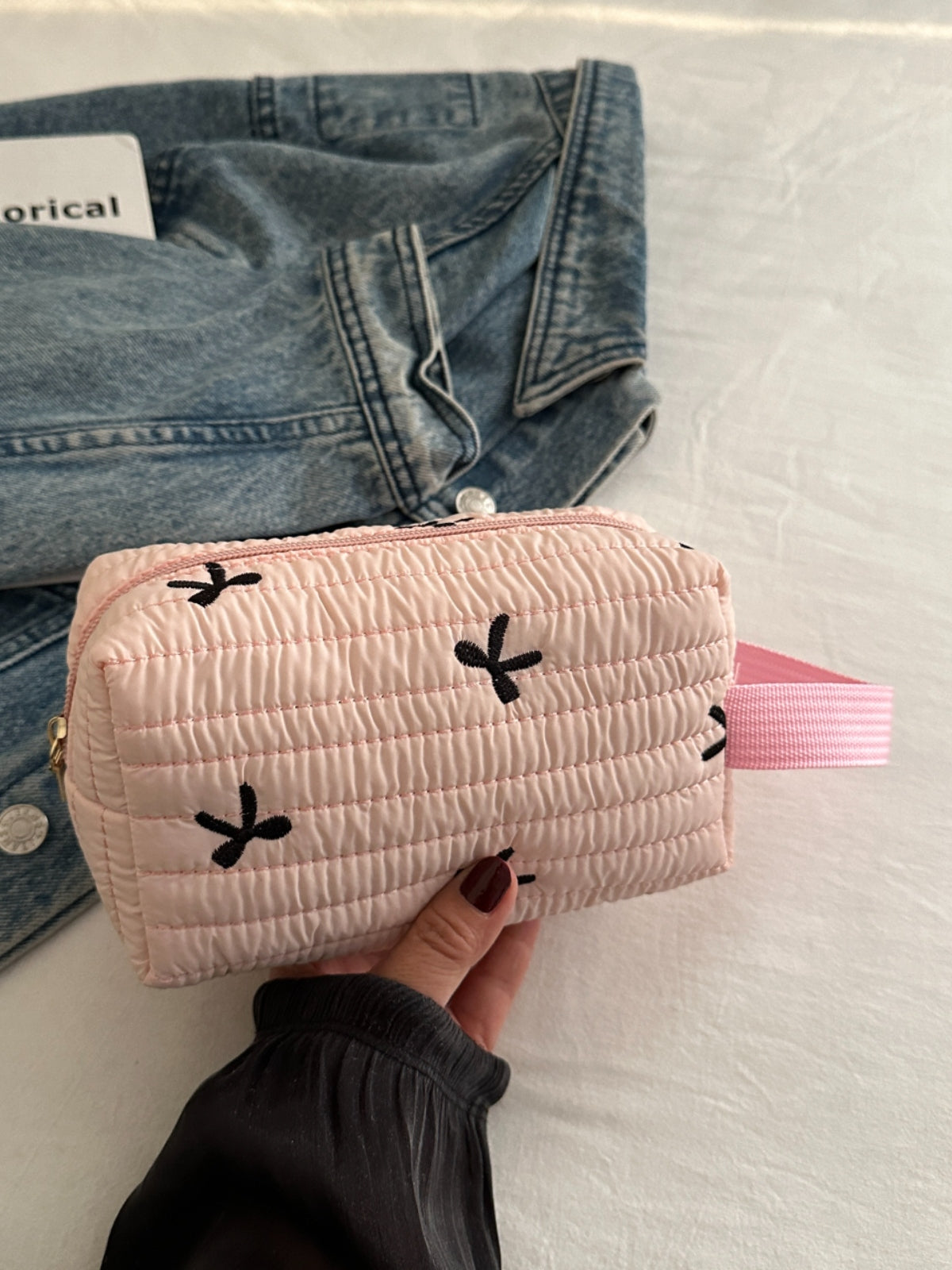 Armband mit kontrastierender Textur und Schleife