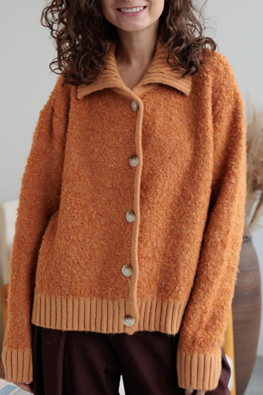 Strickjacke mit Kragen und Knopfleiste und langen Ärmeln