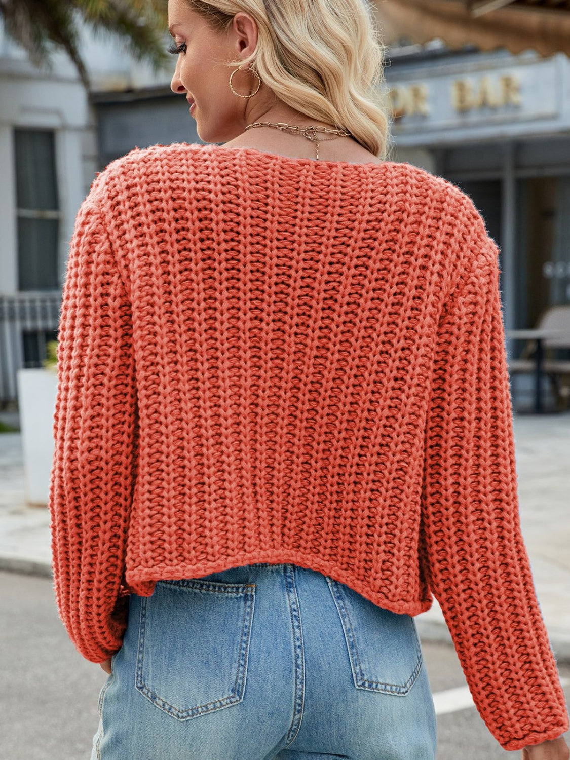 Strickjacke mit Rundhalsausschnitt und Knöpfen und Taschen