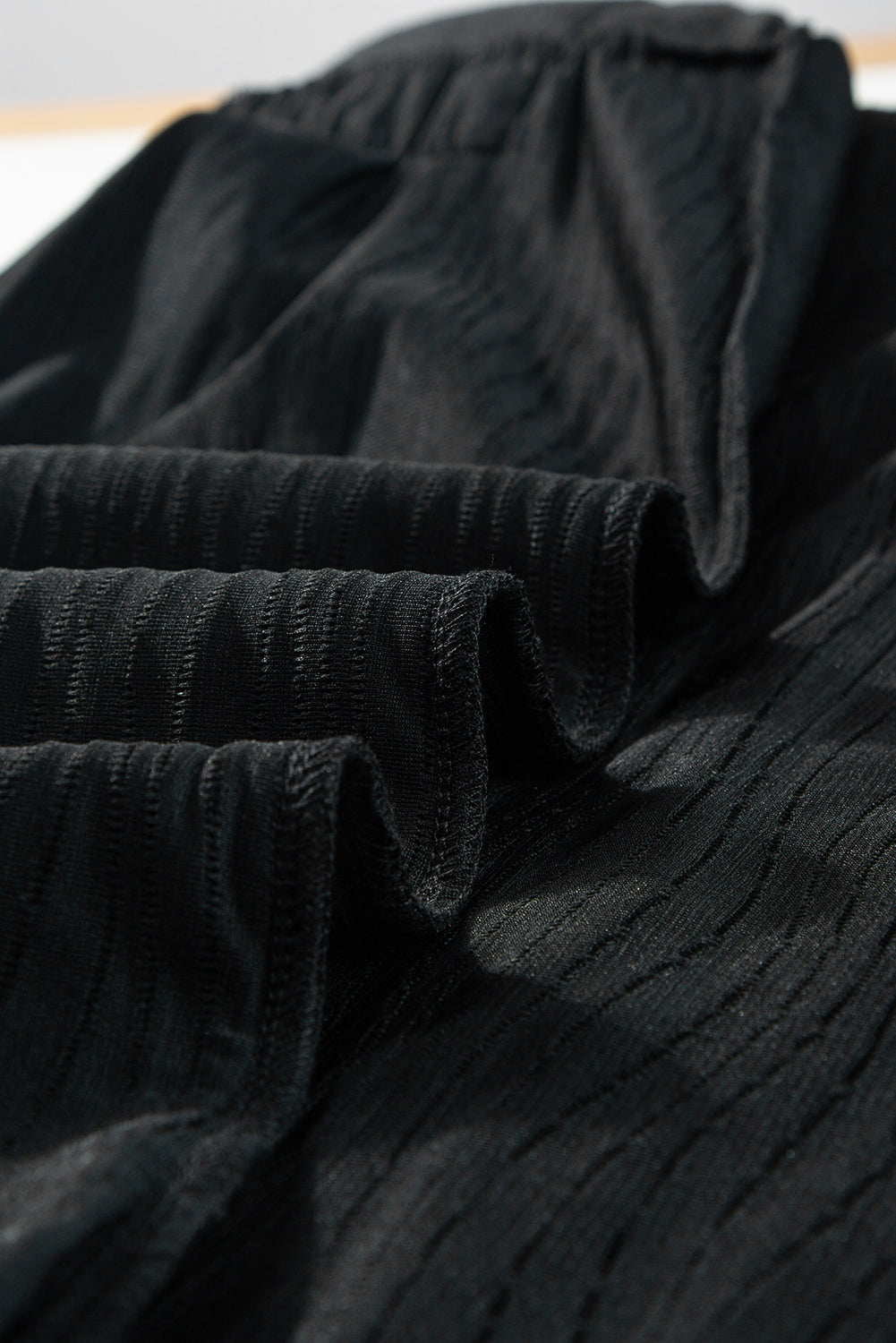 Strukturiertes Kleid mit gekerbten Flügelärmeln