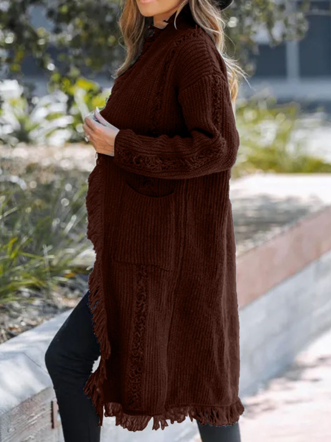 Strickjacke mit Fransen und offener Vorderseite und langen Ärmeln