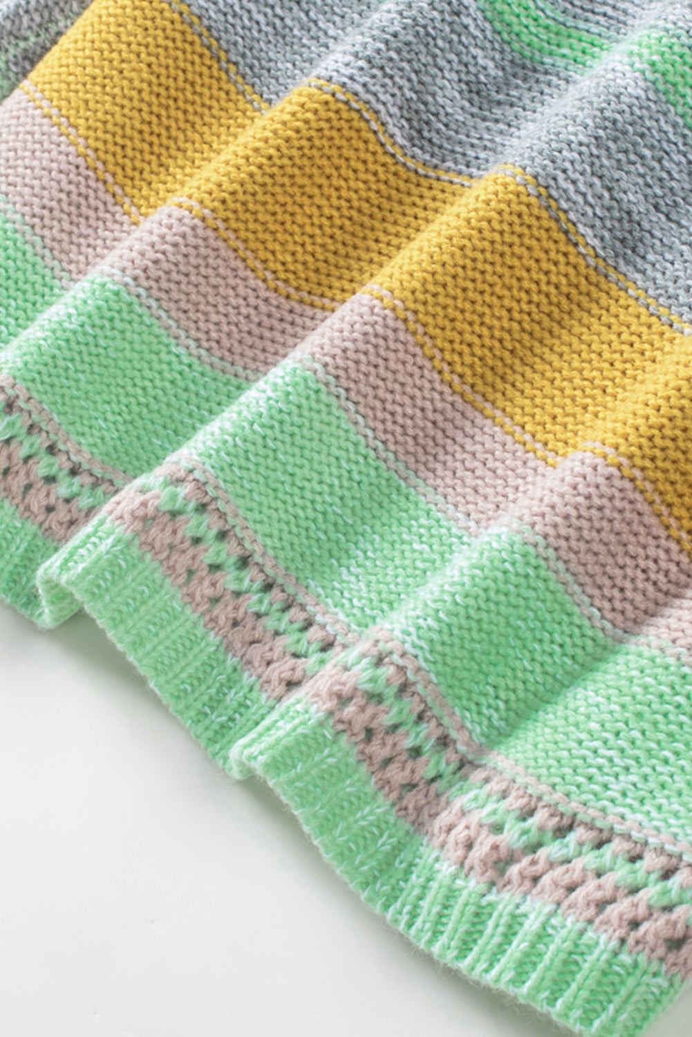 Pullover mit kontrastierenden Streifen und U-Boot-Ausschnitt sowie überschnittenen Schultern