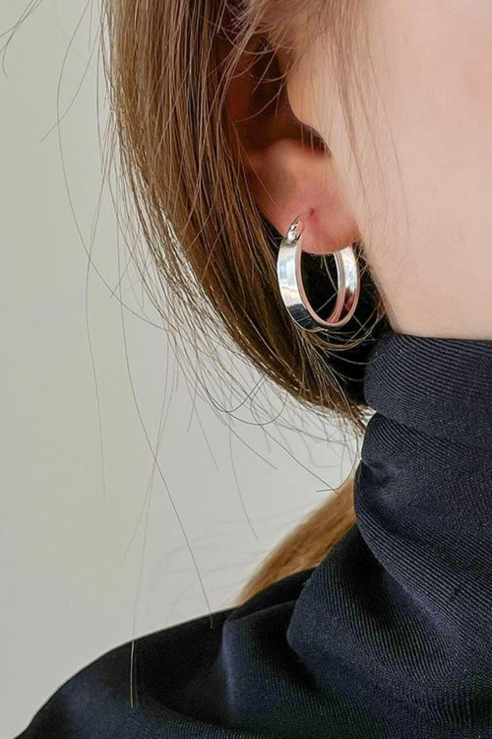 Huggie-Ohrringe aus vergoldetem Messing