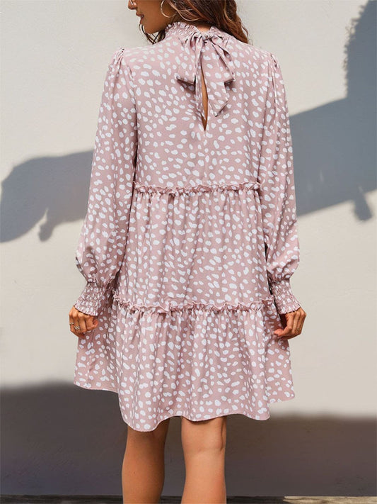 Minikleid mit Rüschen und Stehkragen und langen Ärmeln