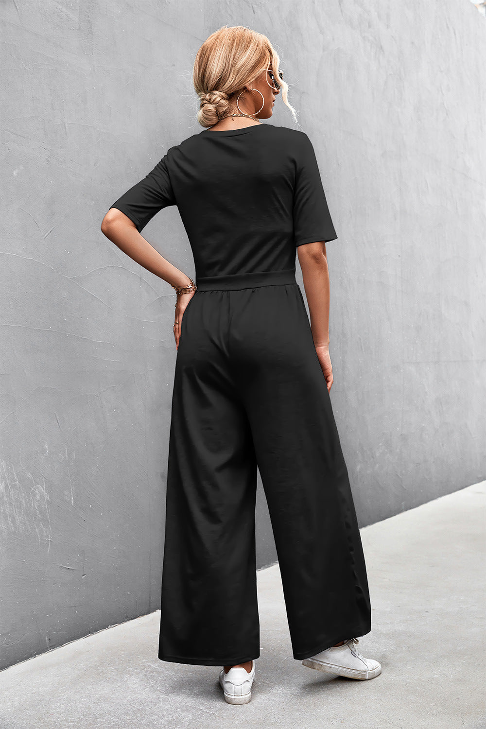 Jumpsuit mit U-Ausschnitt, halblangen Ärmeln und weitem Bein