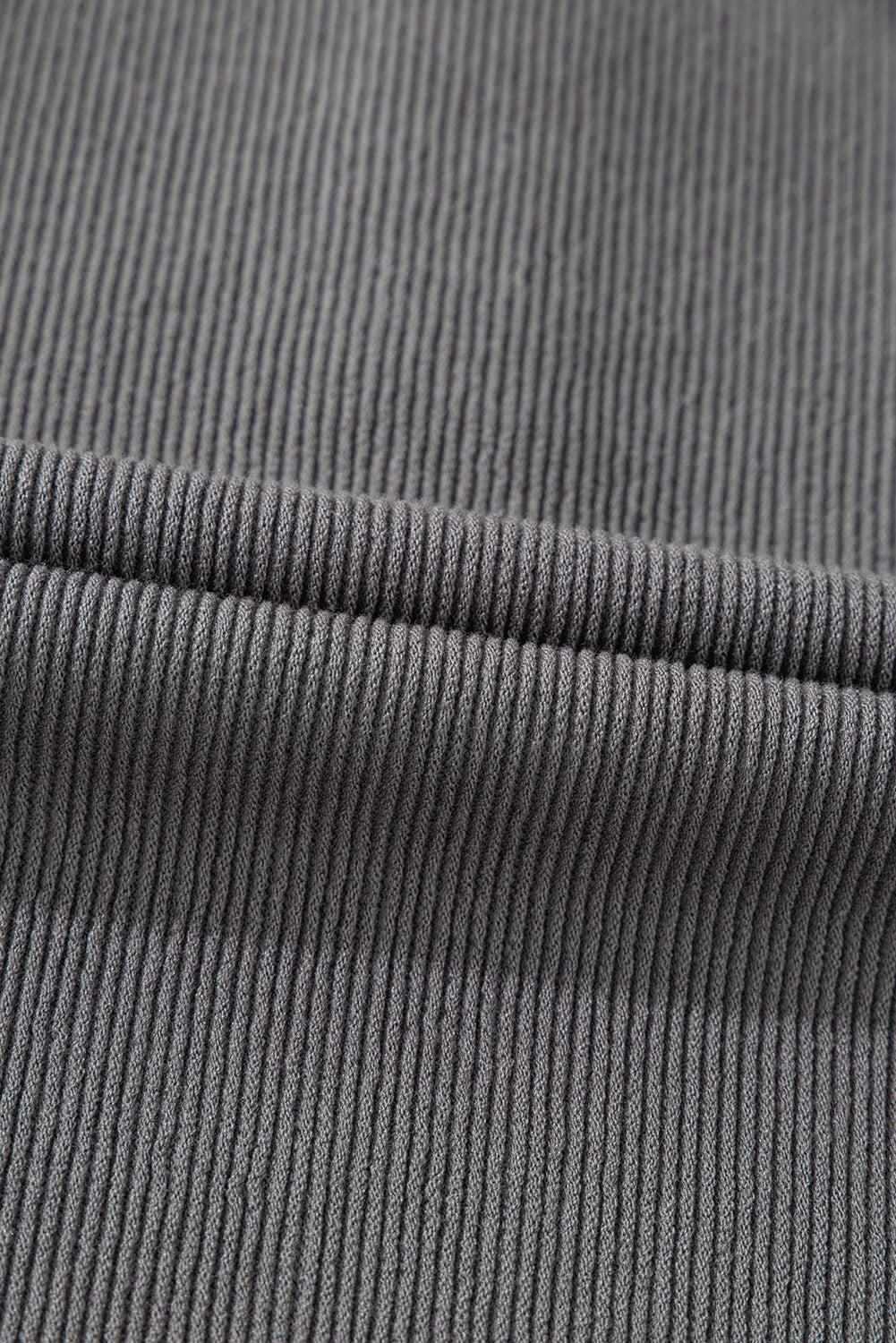 Strukturiertes Oberteil mit Kontrastnähten und Raglanärmeln