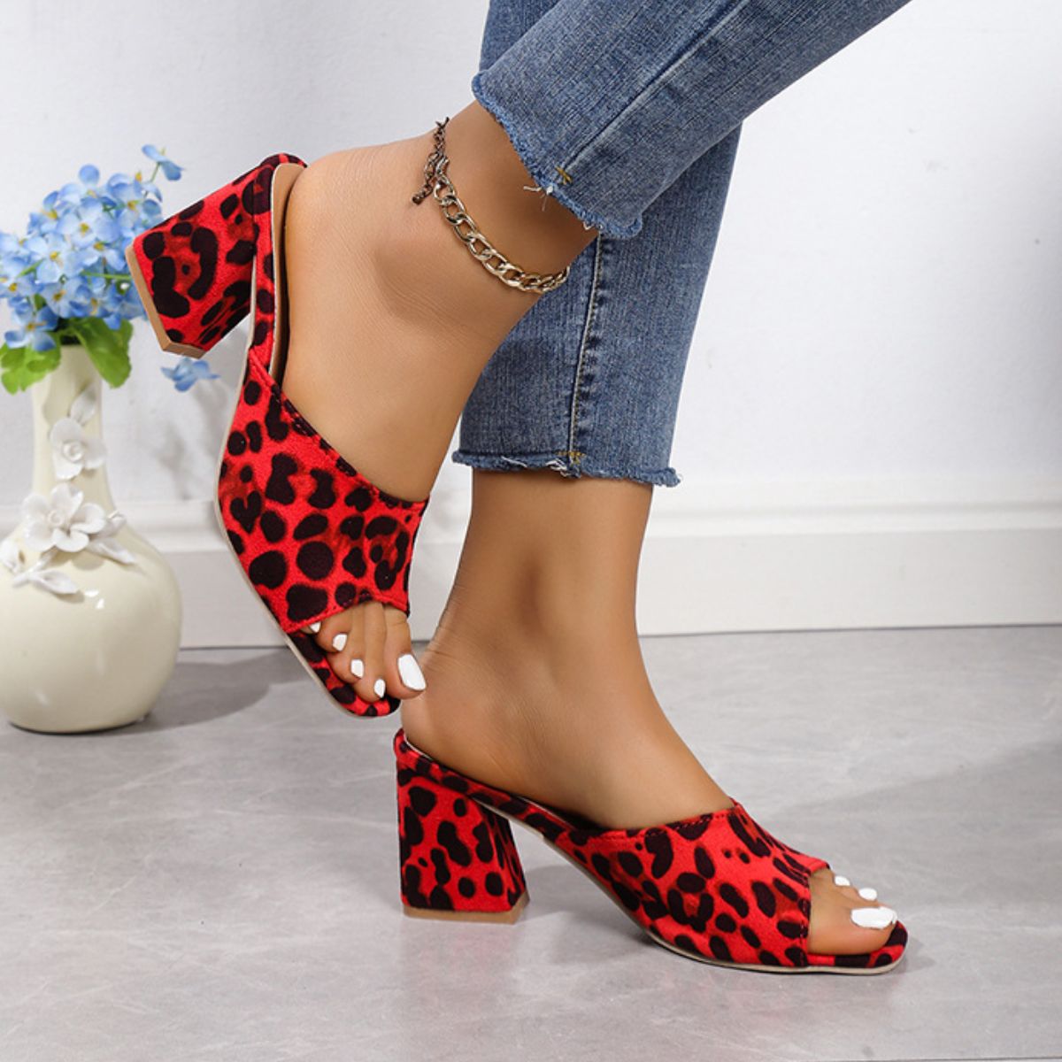 Wildledersandalen mit Blockabsatz und Leopardenmuster