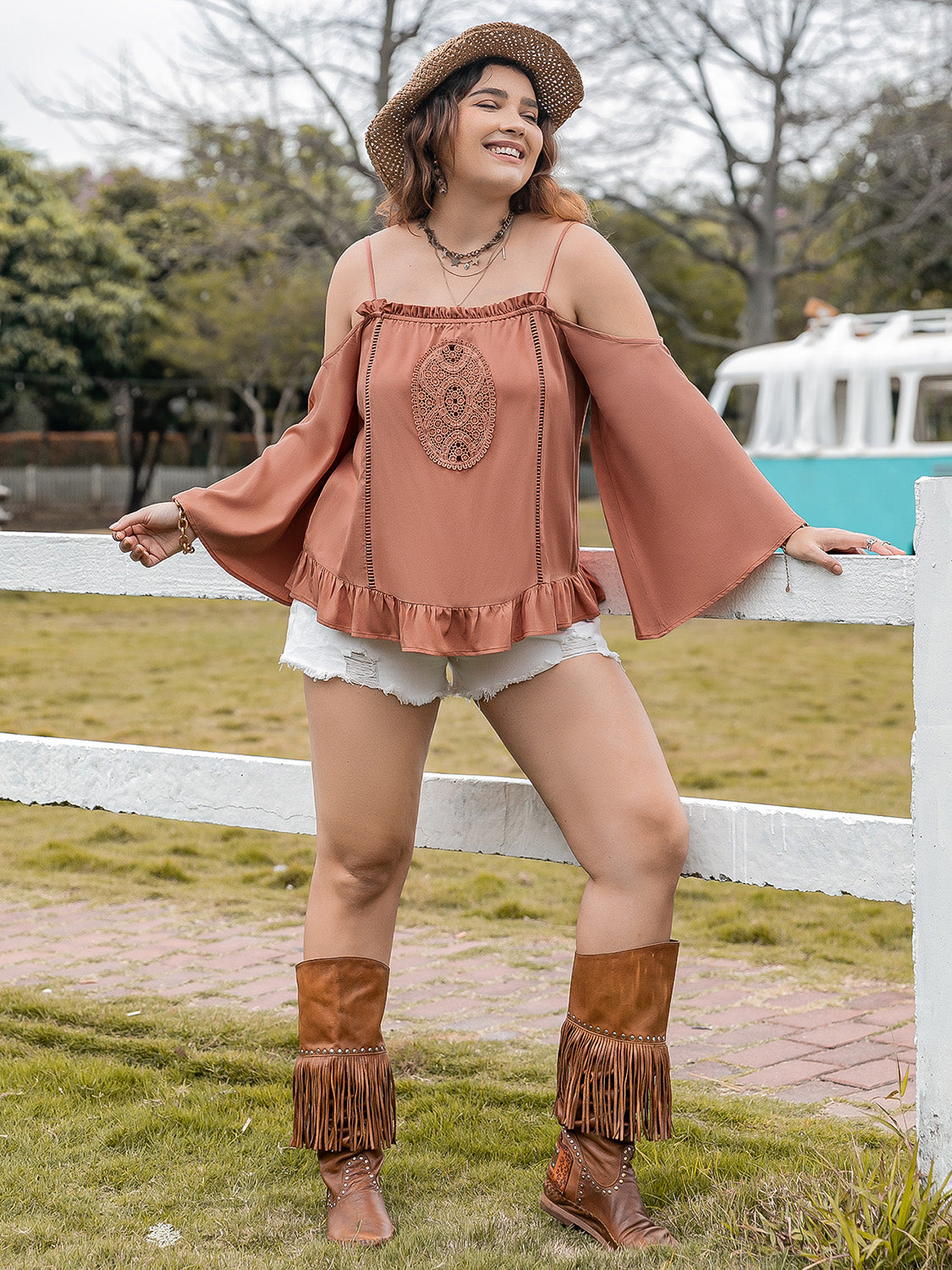 Bluse mit Rüschen und eckigem Ausschnitt in Übergröße