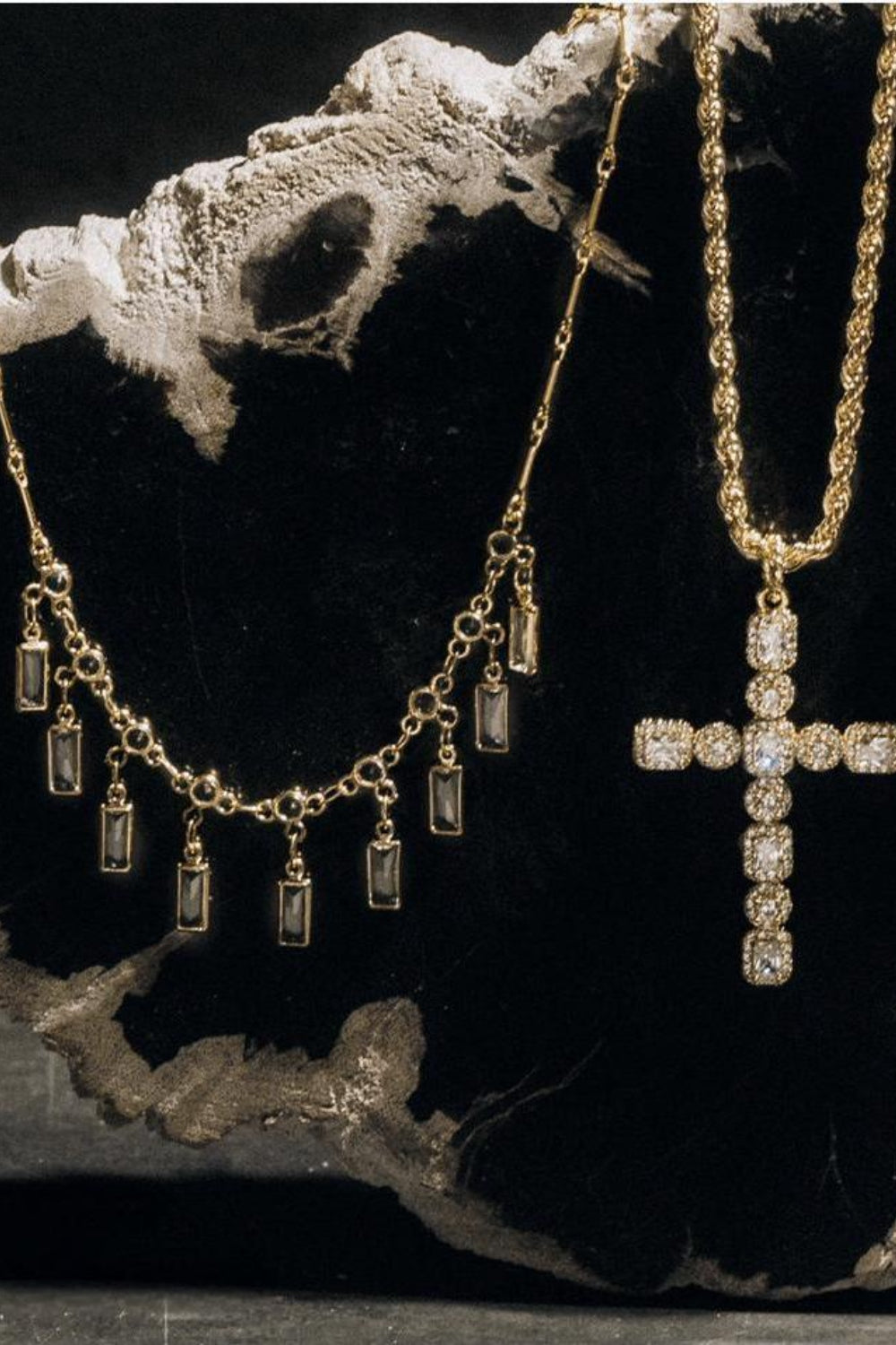 Halskette mit Kreuzanhänger aus Messing mit Zirkonia-Intarsien