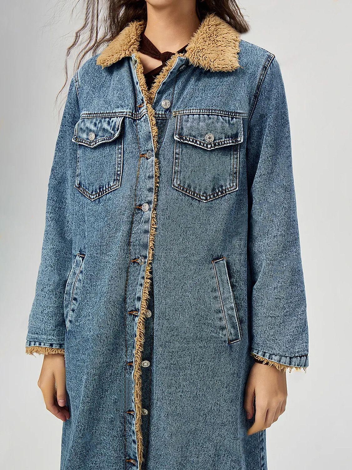 Jeansjacke mit Knopfleiste und Taschen und Pelzfutter
