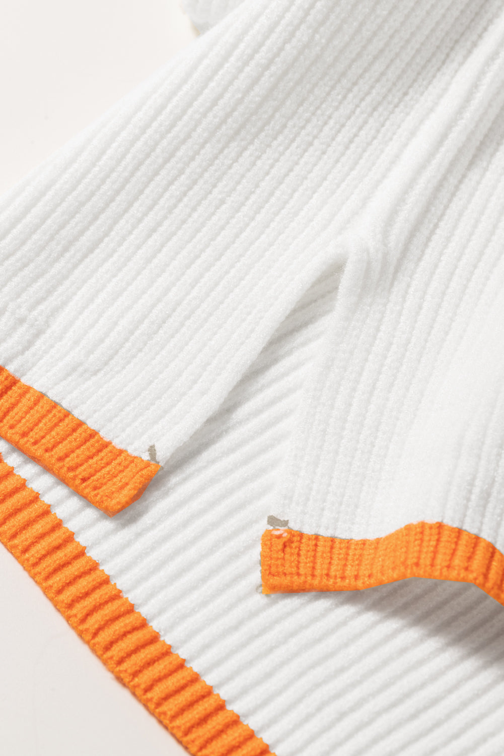 Pullover mit kontrastierendem Halbreißverschluss und überschnittenen Schultern