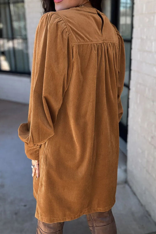 Gerüschtes, langärmliges Kleid mit Rundhalsausschnitt