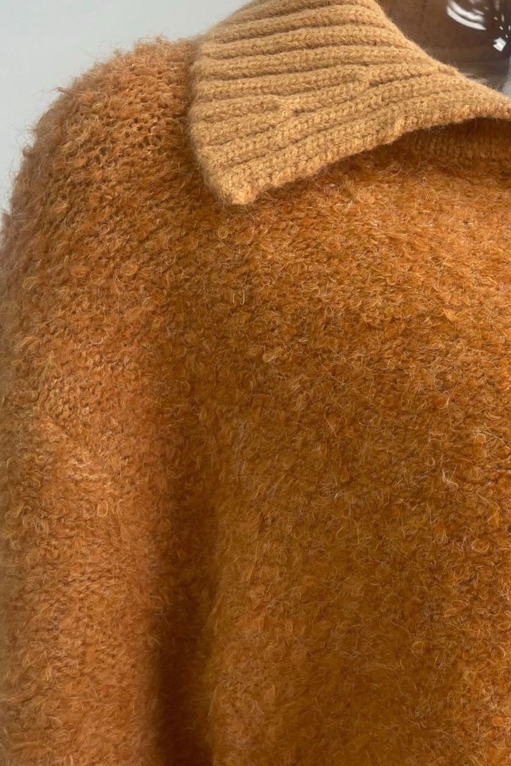 Strickjacke mit Kragen und Knopfleiste und langen Ärmeln