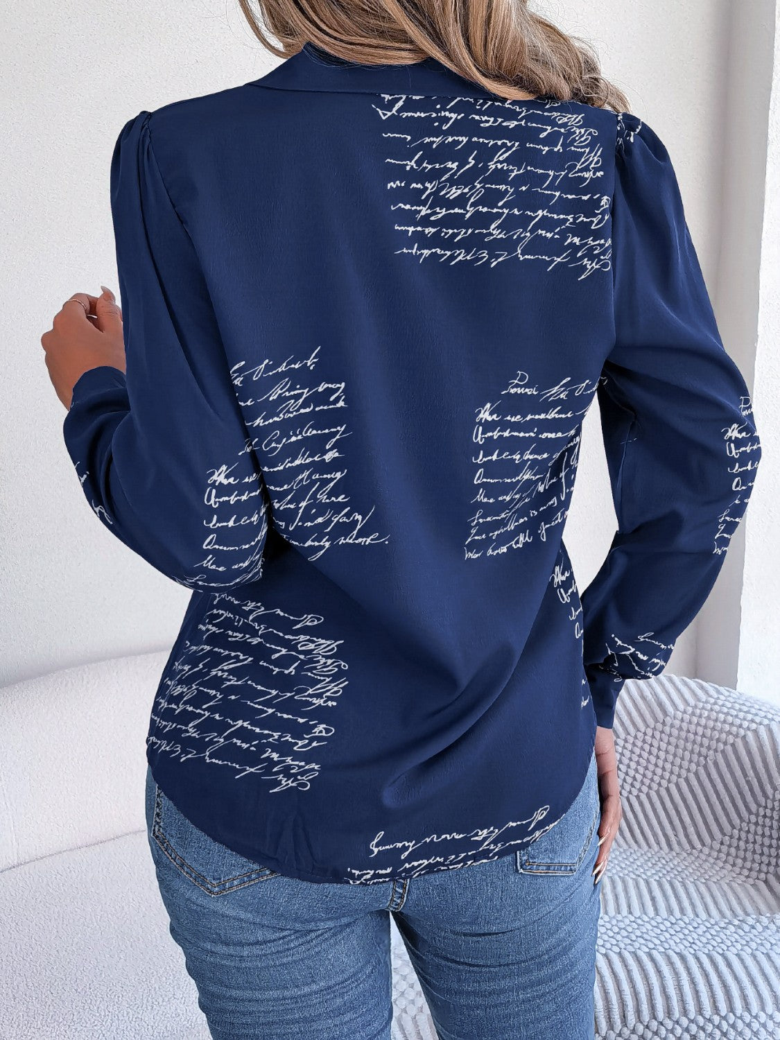 Langärmlige Bluse mit Buchstaben-Print und Knopfleiste