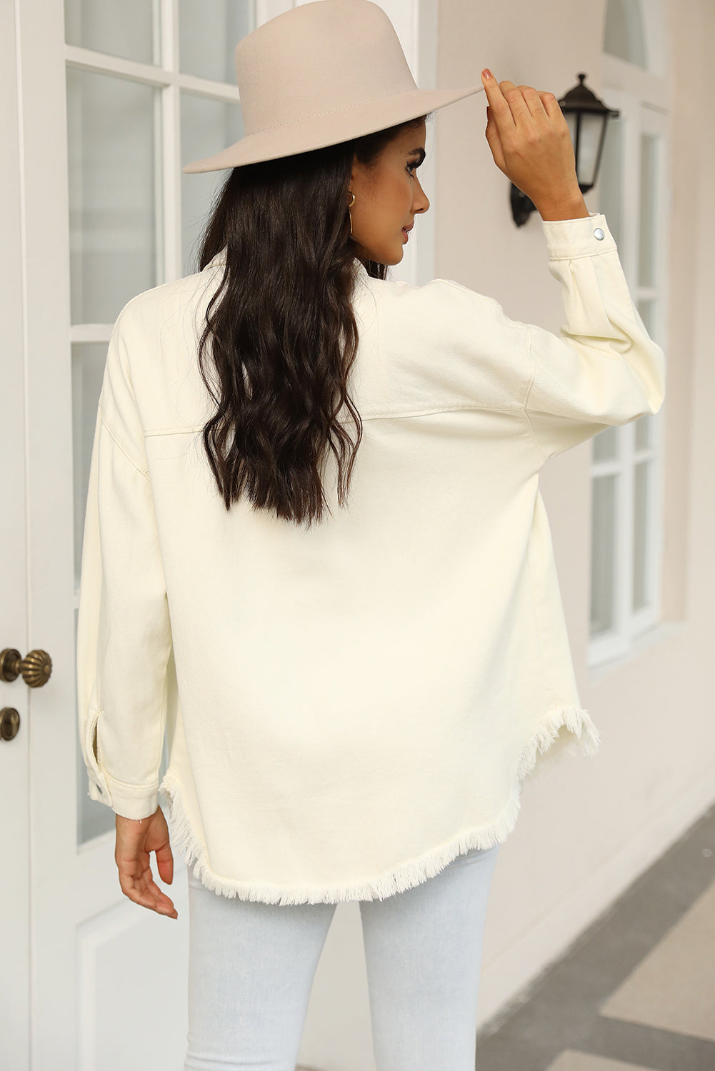 Distressed-Jeansjacke mit Druckknöpfen und offenem Saum