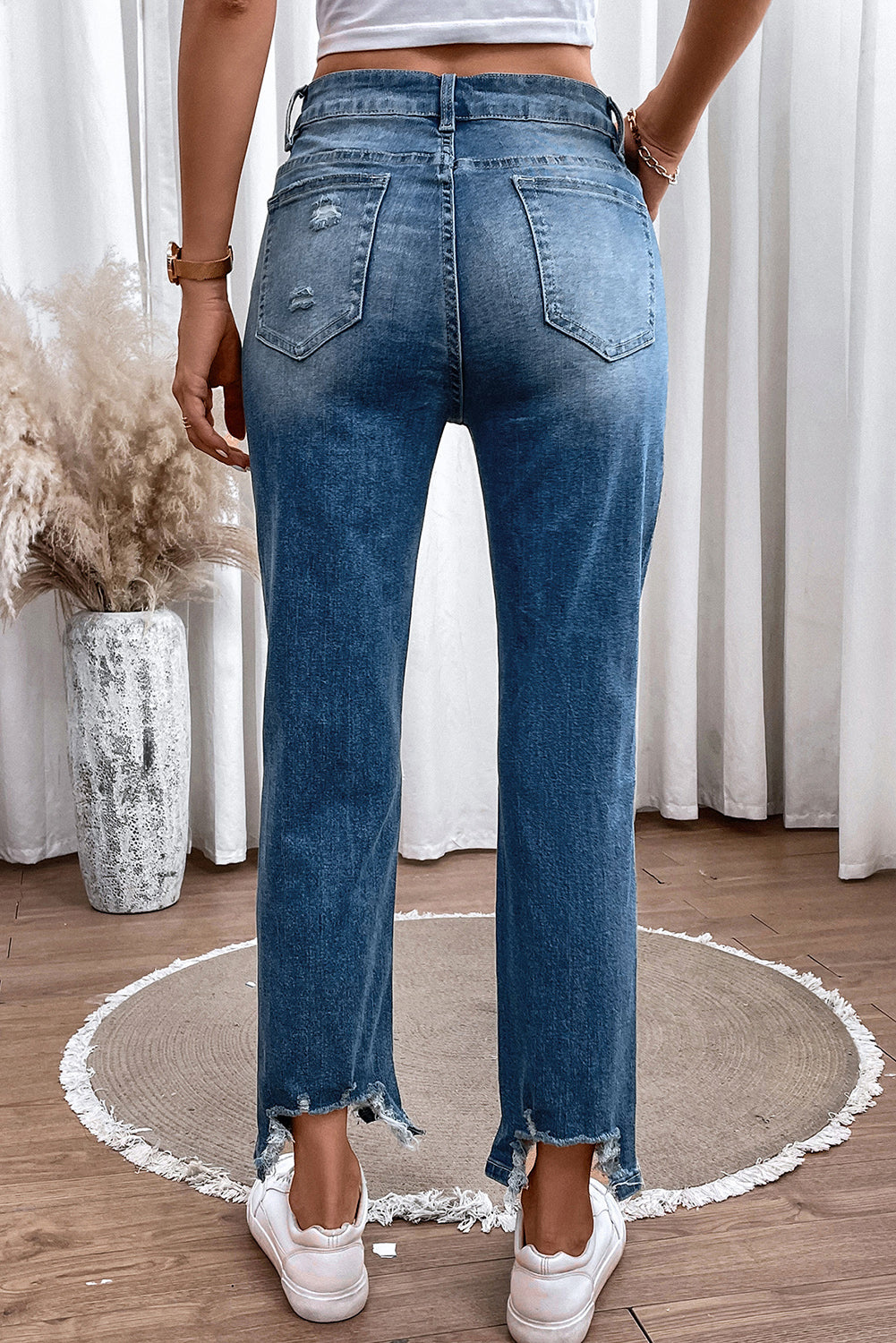 Gerade Jeans mit Used-Look und offenem Saum