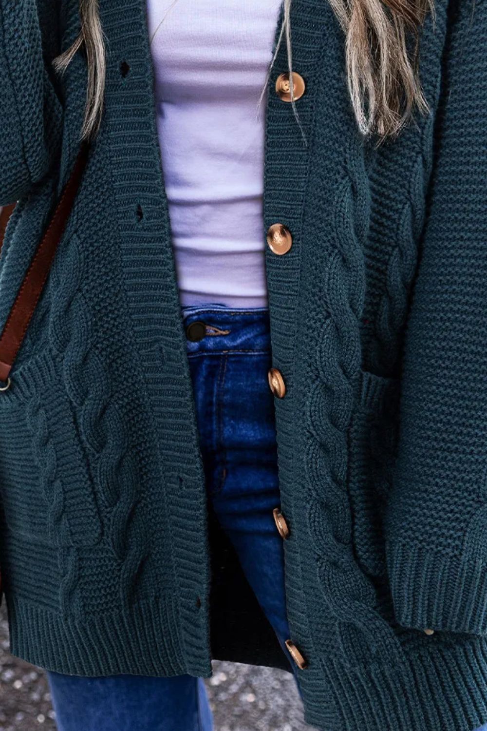 Langärmlige Strickjacke mit Zopfmuster und Knopfleiste