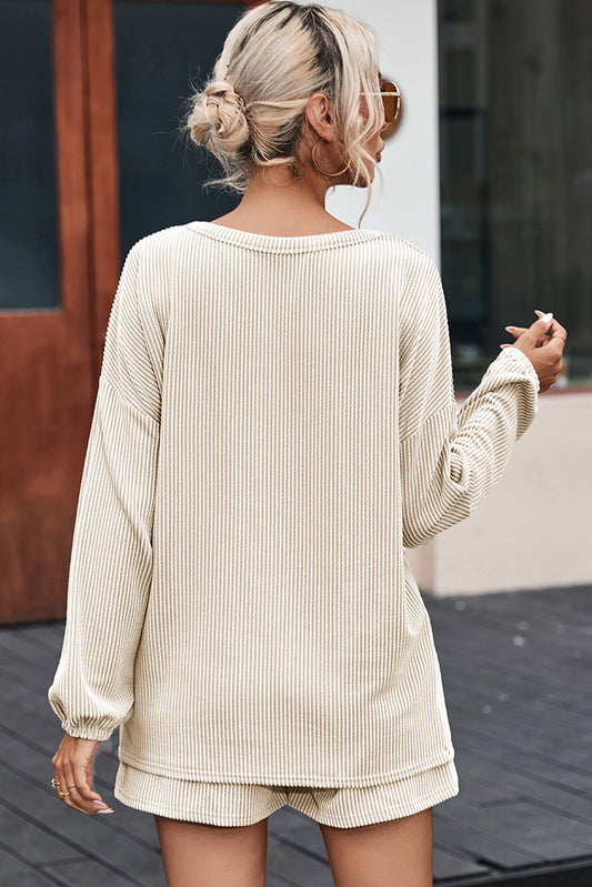 Set aus Top mit V-Ausschnitt, überschnittenen Schultern und Shorts