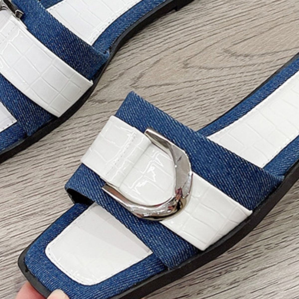 Sandalen mit offener Spitze und Schnallenbesatz