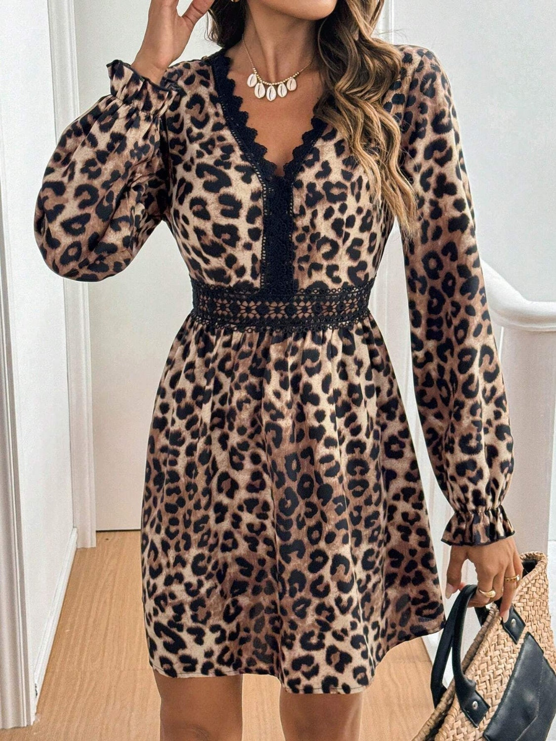 Minikleid mit Spitzendetail und Leoparden-Volantärmeln