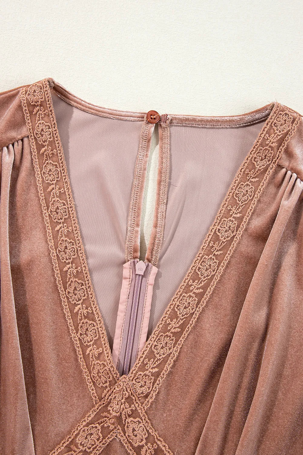 Kurzärmliges Kleid mit V-Ausschnitt und Spitzendetail